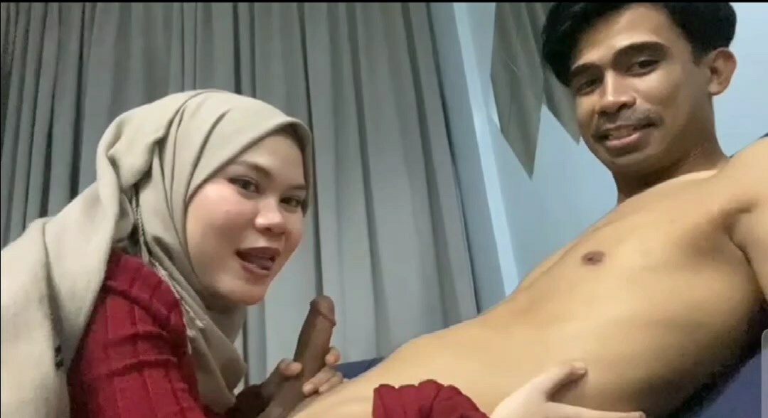 Video lucah tudung tiktoker malay Dee hisap batang penis