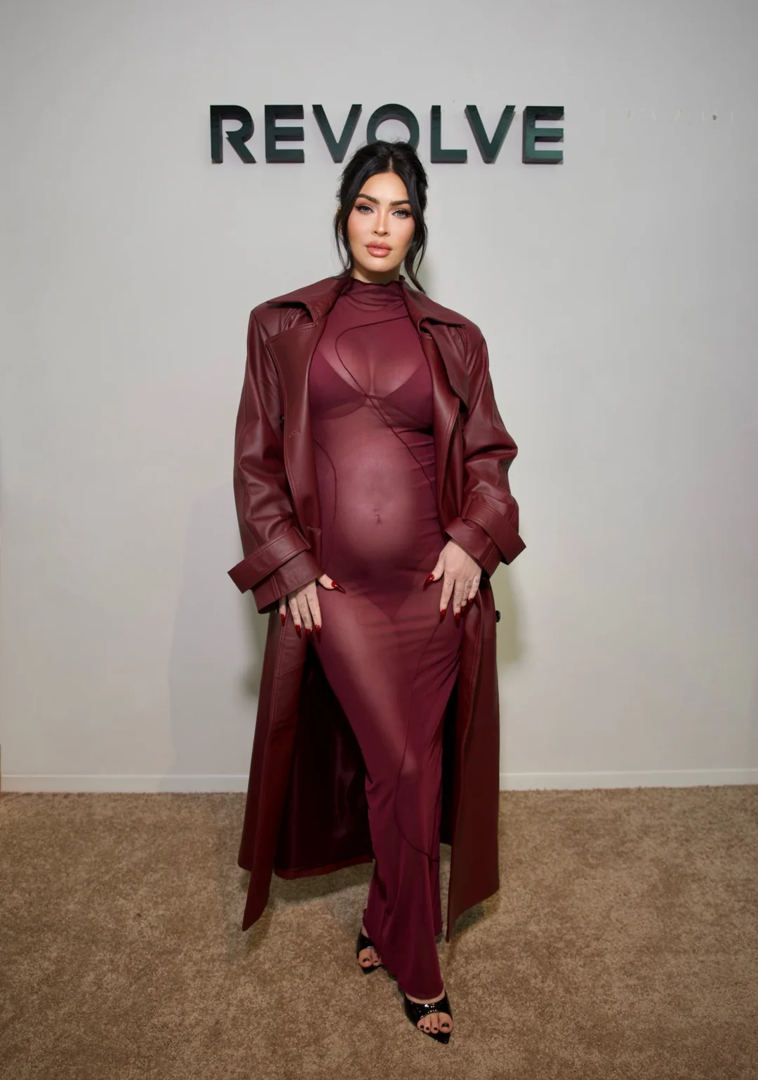 revolves-holiday-shop-los-angeles-november-24-2024-v0-tmr3ggwru33e1.png