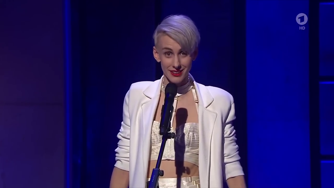 Lisa Eckhart - °ARD nuhr im Ersten° 01.06.2023 - 154X Caps_153.png