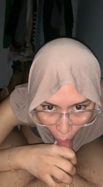 Video lucah awek tudung melayu kacamata talent bjsogewd crot dalam mulut
