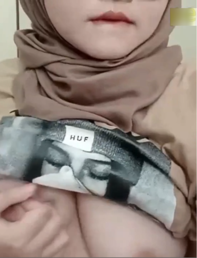 Hijab Cantik Pamer Tobrut Nya