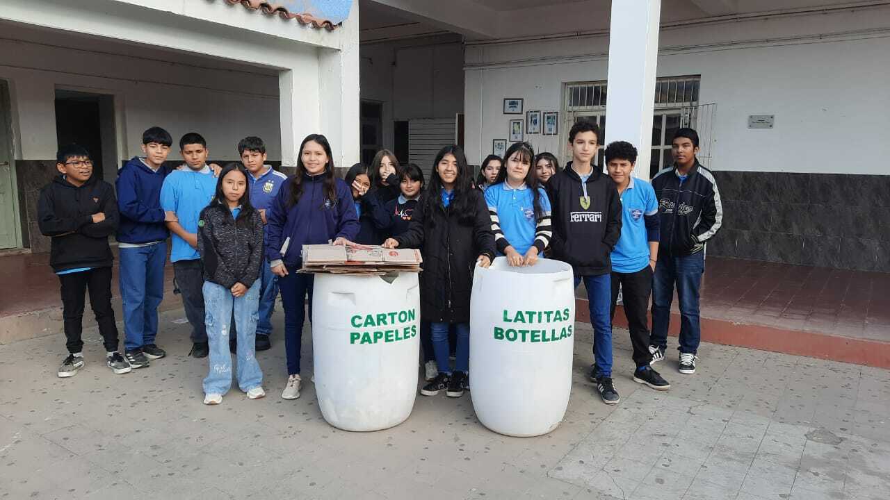 Alumnos participando en actividad de reciclaje