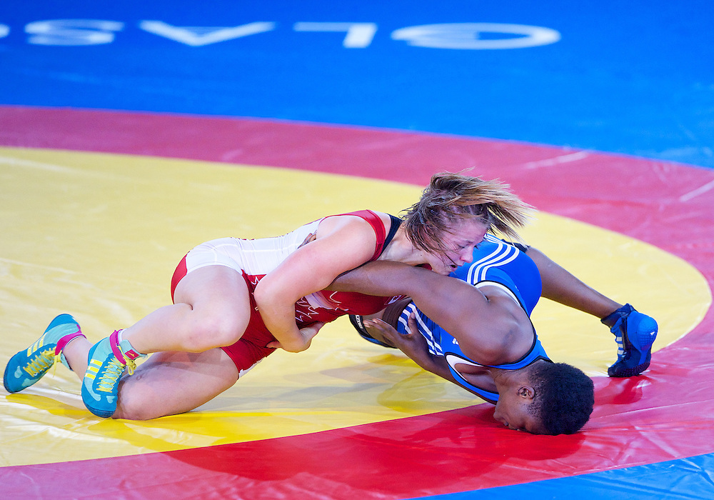 erica-wiebe-of-canada-right-wrestles-vs-blessing-onyebuchi-of-nigeria-04.jpg