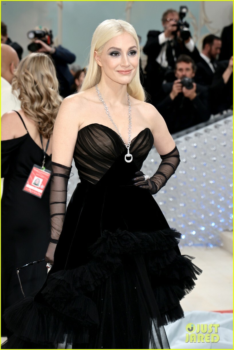 jessica-chastain-channel-karl-lagerfeld-met-gala-pics-02.jpg