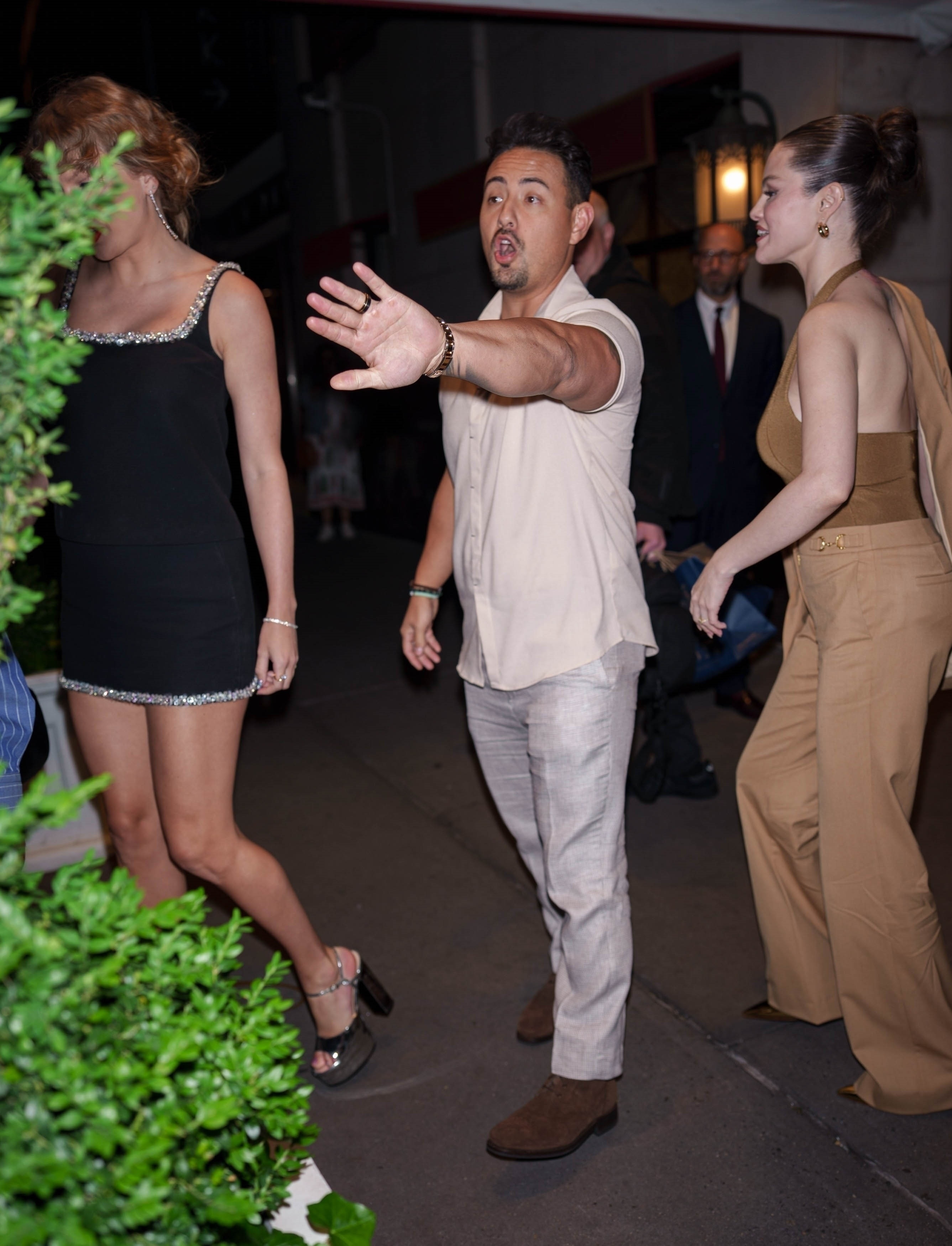 Selena_Gomez_and_Taylor_Swift_Out_for_dinner_at___Bar_restaurant_in_New_York_05-_0072.jpg