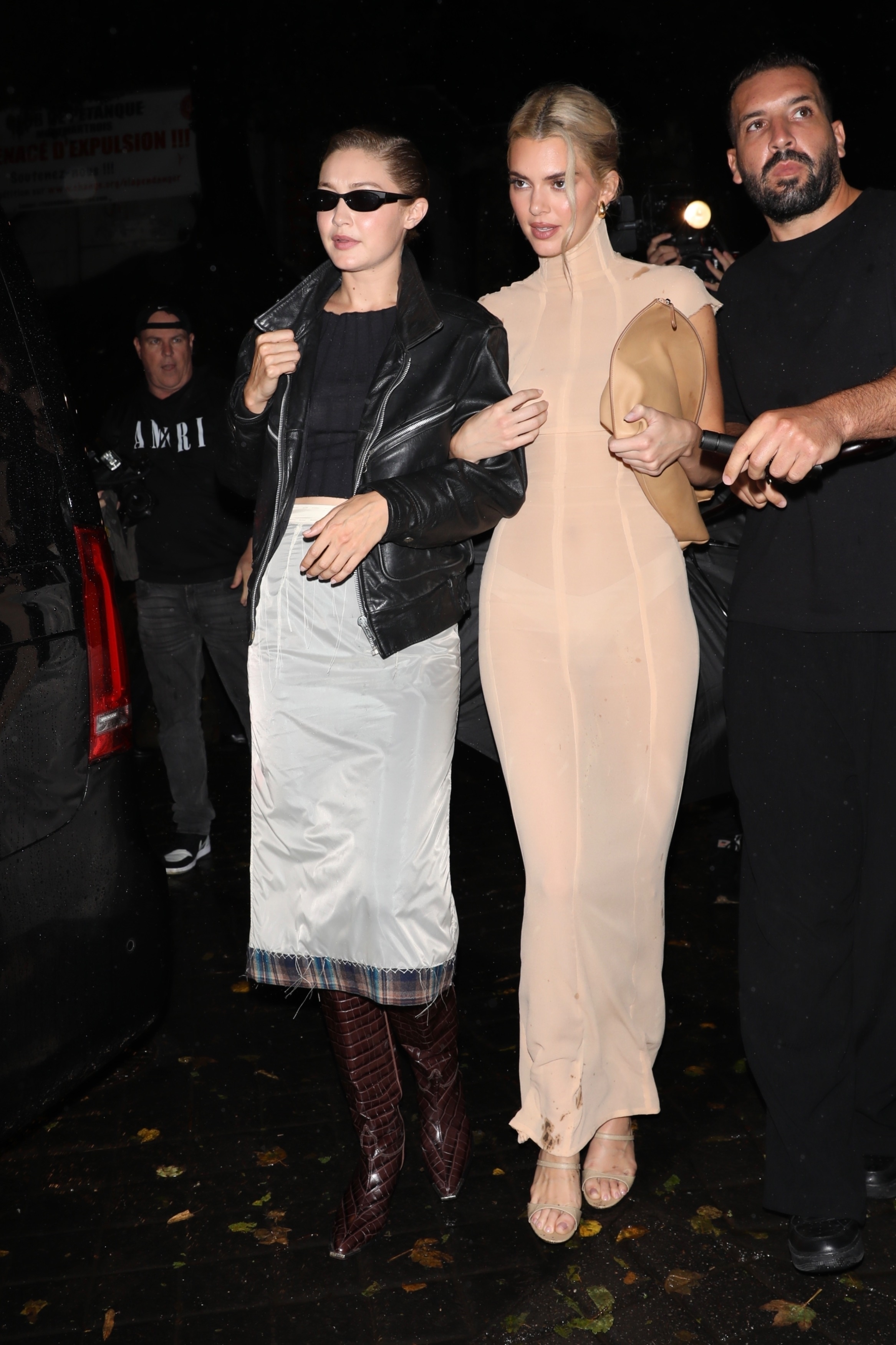 MCFanforCeleblounge.net26-09-2024 05-56Kendall Jenner and Gigi Hadid_13.jpg