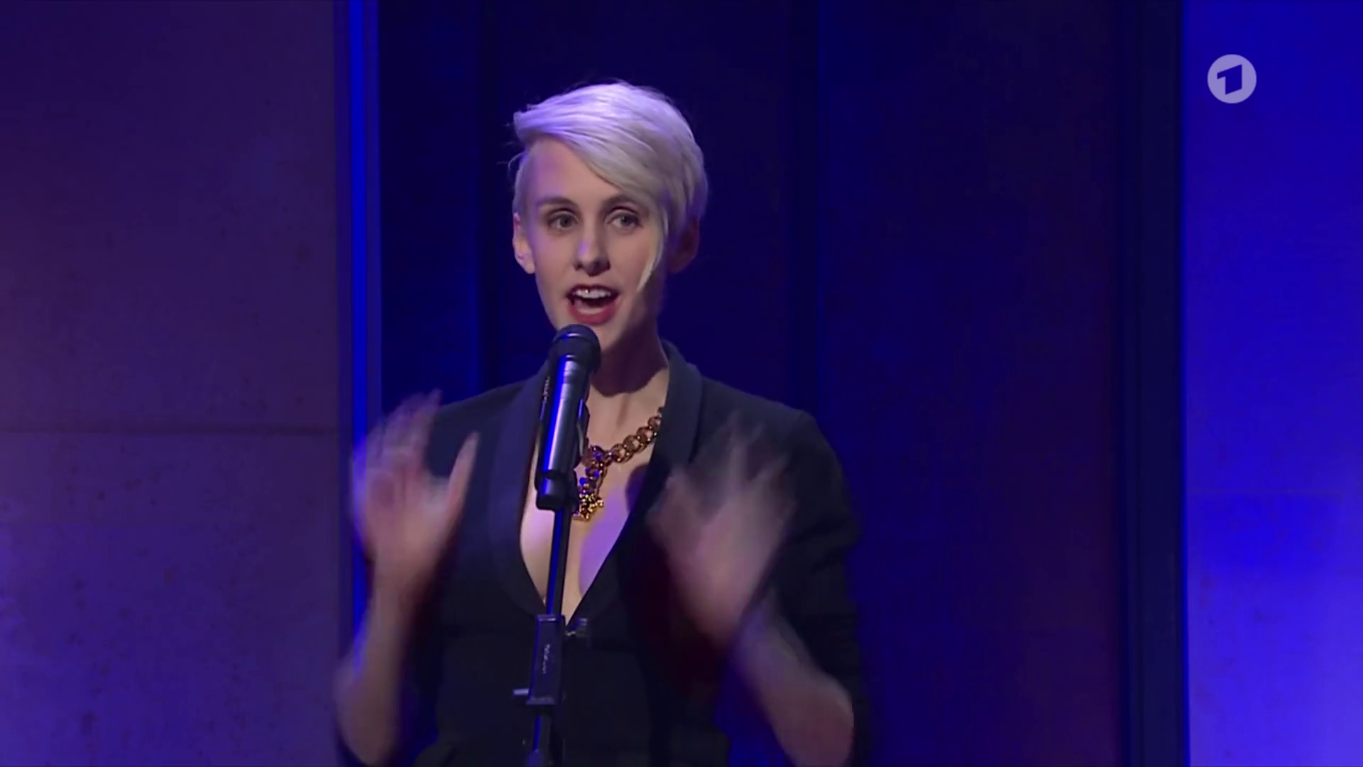 Lisa Eckhart - °ARD nuhr im Ersten° 13.01.2022 - 135X Caps_77.png