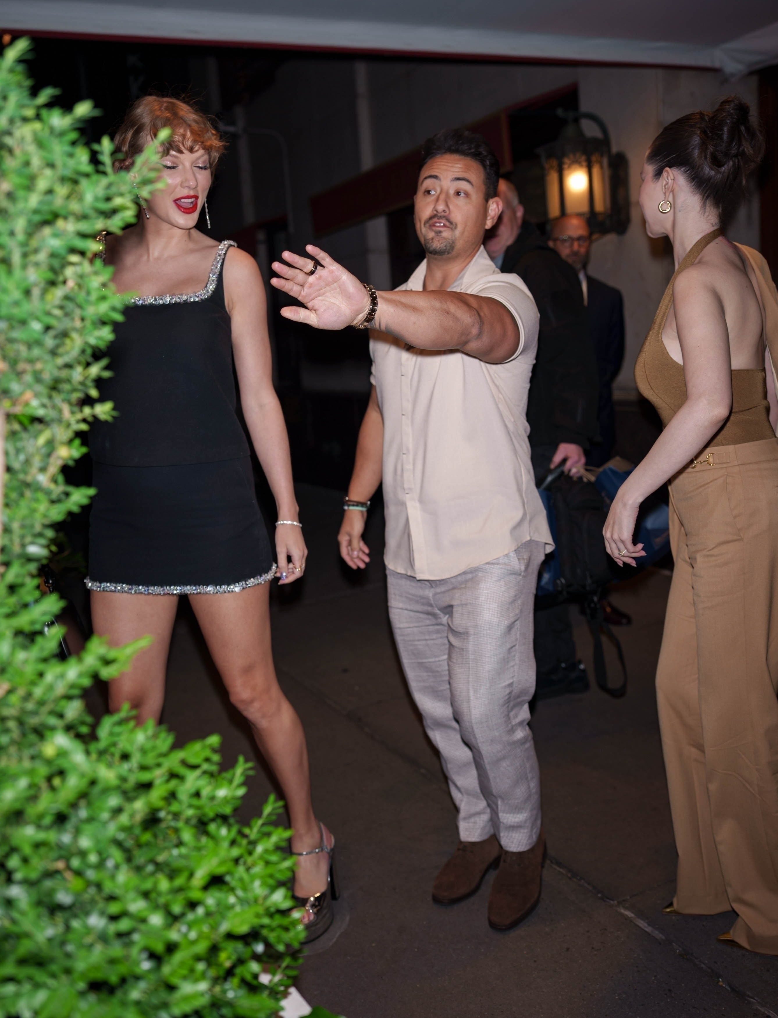 Selena_Gomez_and_Taylor_Swift_Out_for_dinner_at___Bar_restaurant_in_New_York_05-_0073.jpg