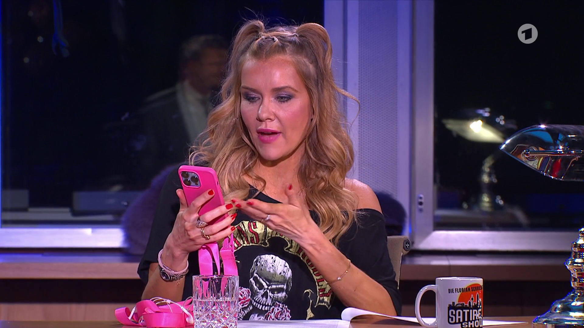 Laura Karasek - °DasErste- Die Florian Schroeder Satireshow° 02.12.2022 - 29X Caps_08.png