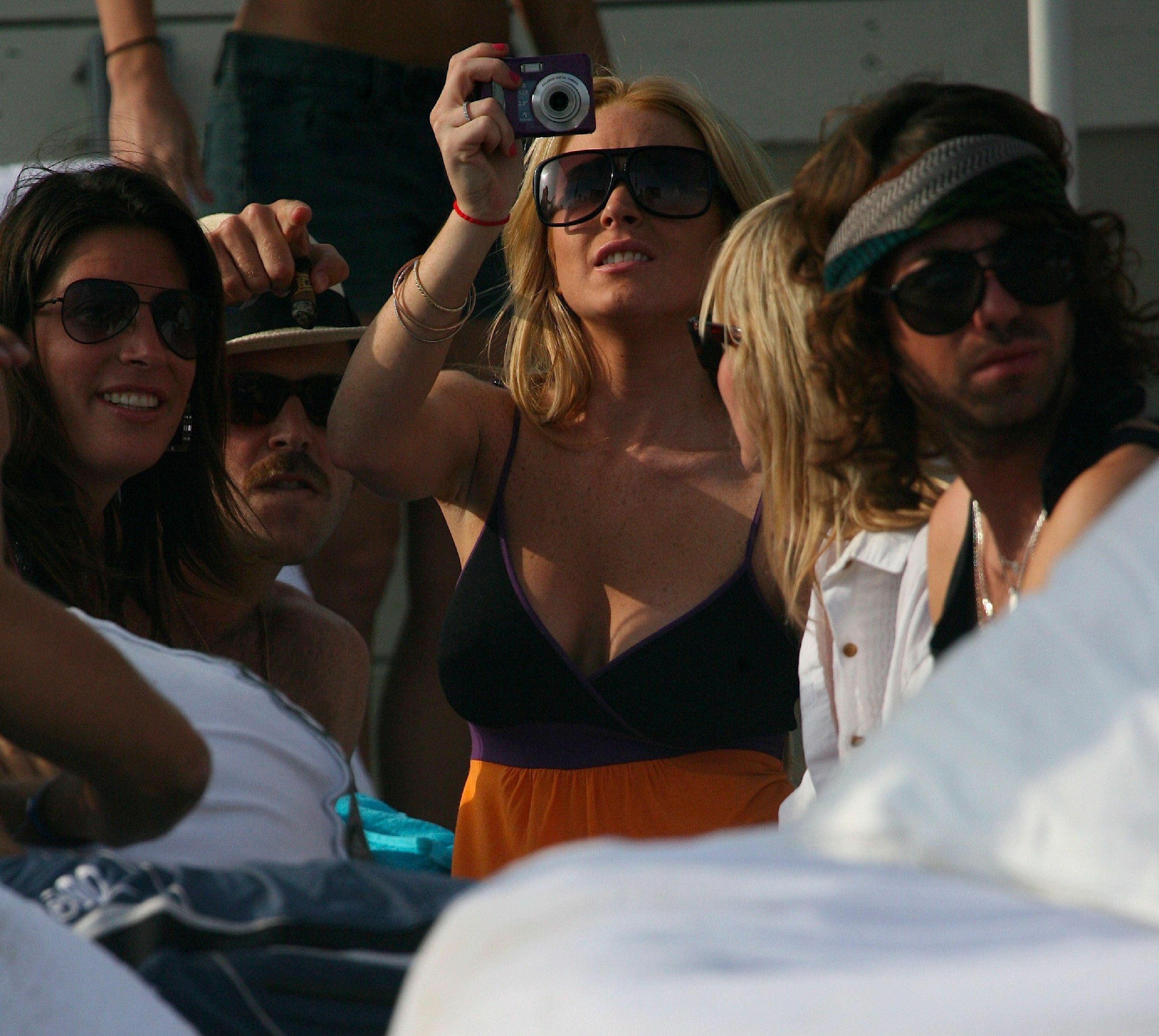 630191294_lindsay-lohan-billabong-130.jpg