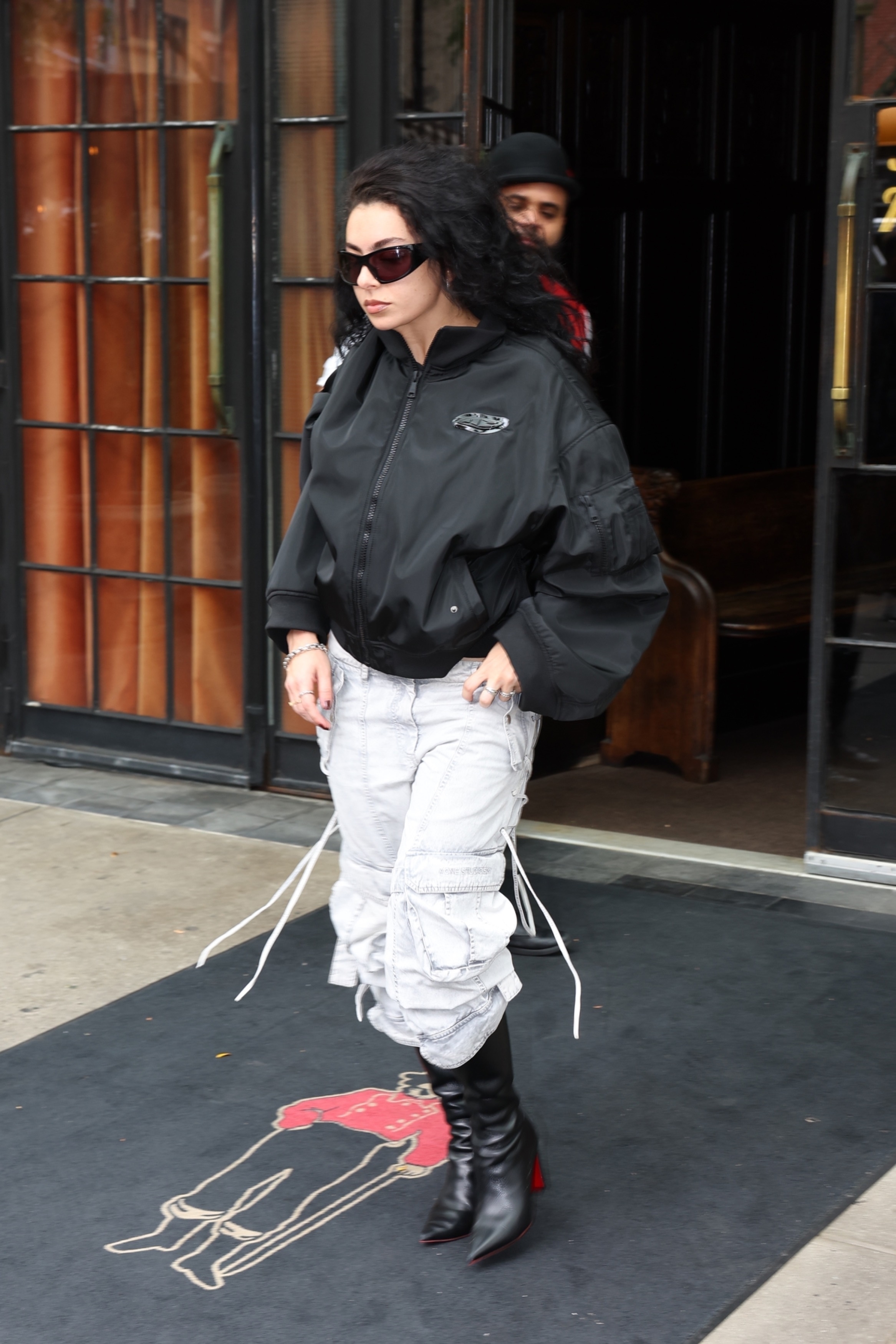 MCFanforCeleblounge.net26-09-2024 06-43Charli XCX_16.jpg