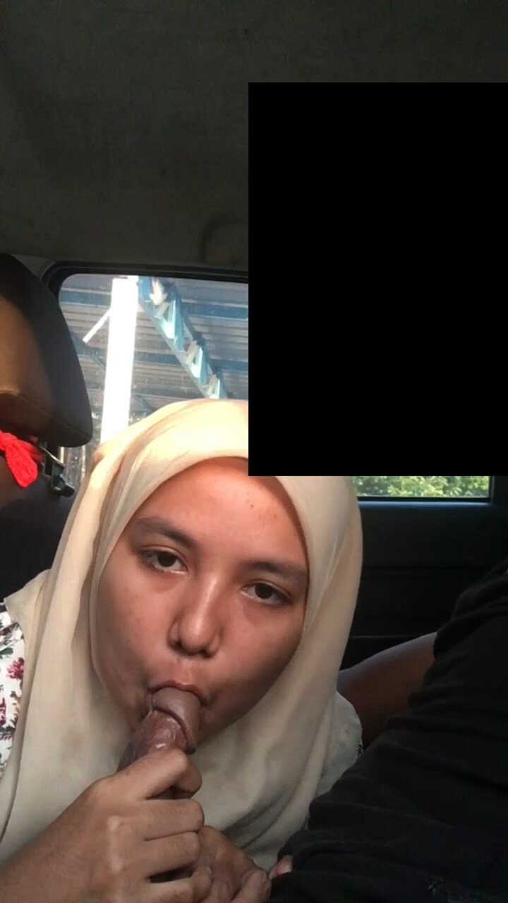 Hijab Malaysia Mahasiswi Tobrut Tyfa Awek UTHM blowjob penis dalam mobil –  Jilboob