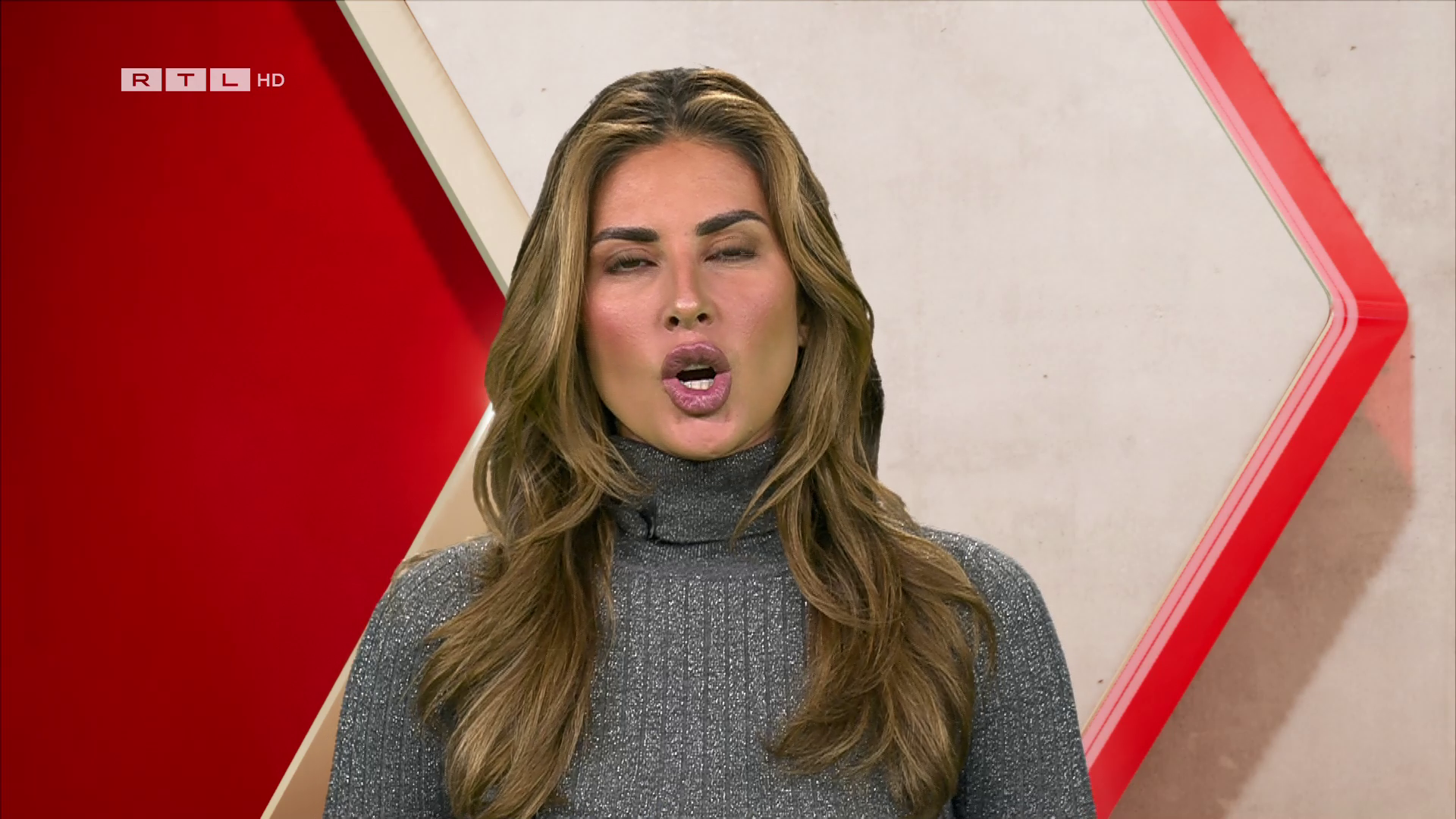 Jana Azizi - °RTL explosiv° 22.12.2023 - 65X Caps_39.png