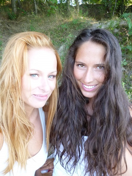 Zwei hübsche Freundinnen machen ein paar heiße Fotos am See