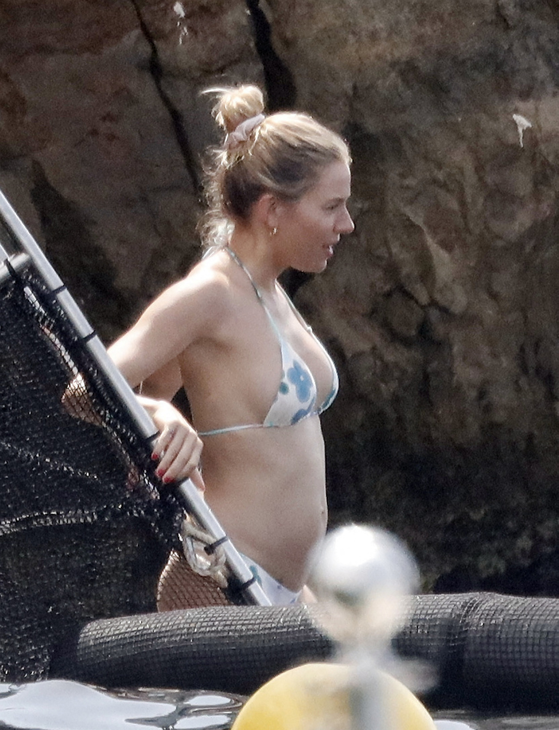 Sienna_Miller_in_bikini_on_vacation_in_St_Tropez_07-18-2023__31_.jpg