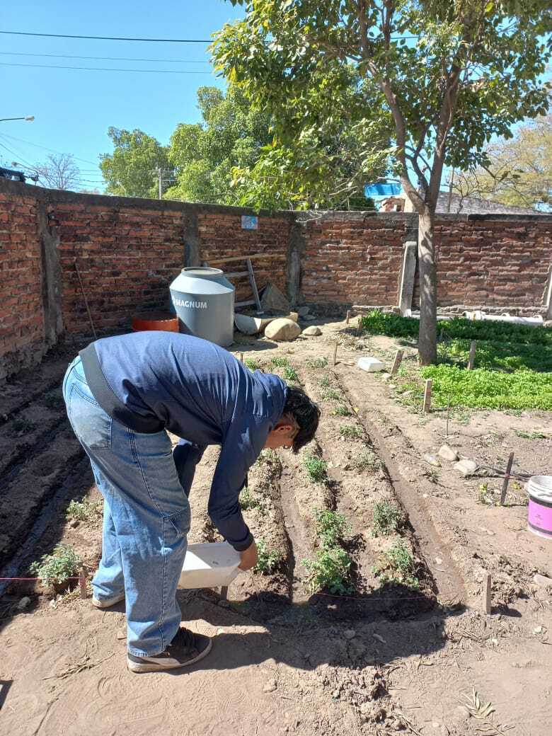 Estudiante compartiendo experiencia