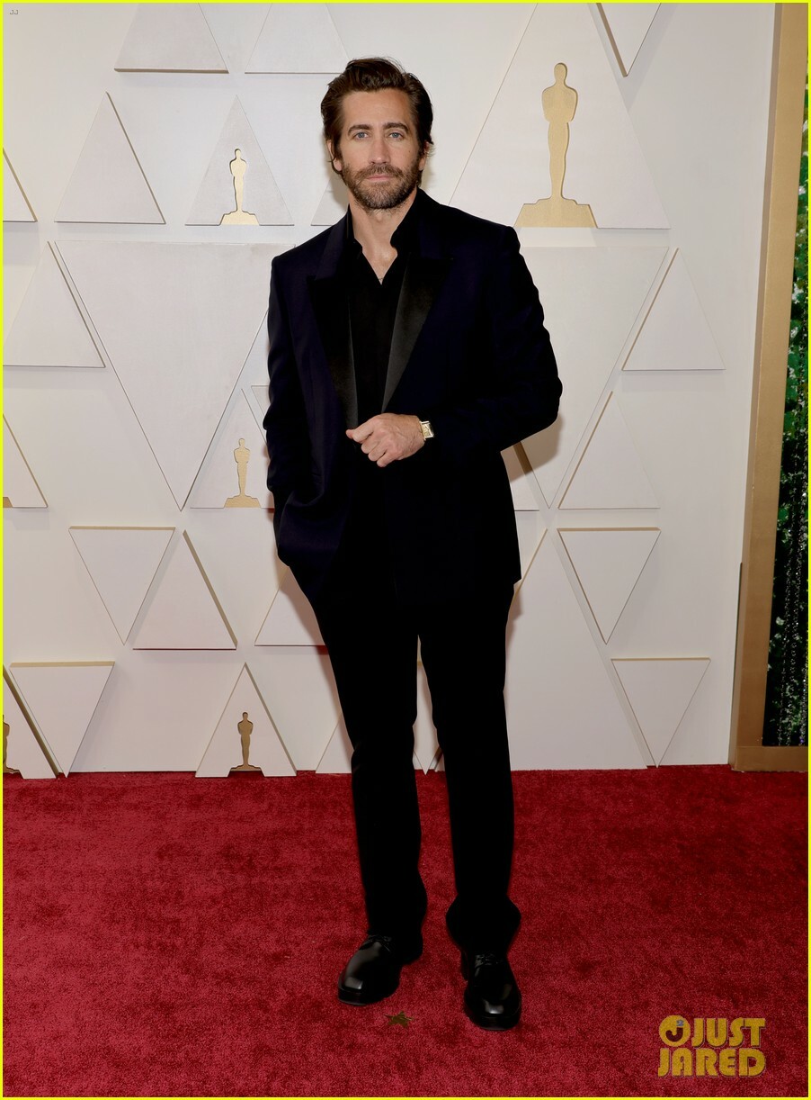 jake-gyllenhaal-supports-maggie-gyllenhaal-at-oscars-15.jpg