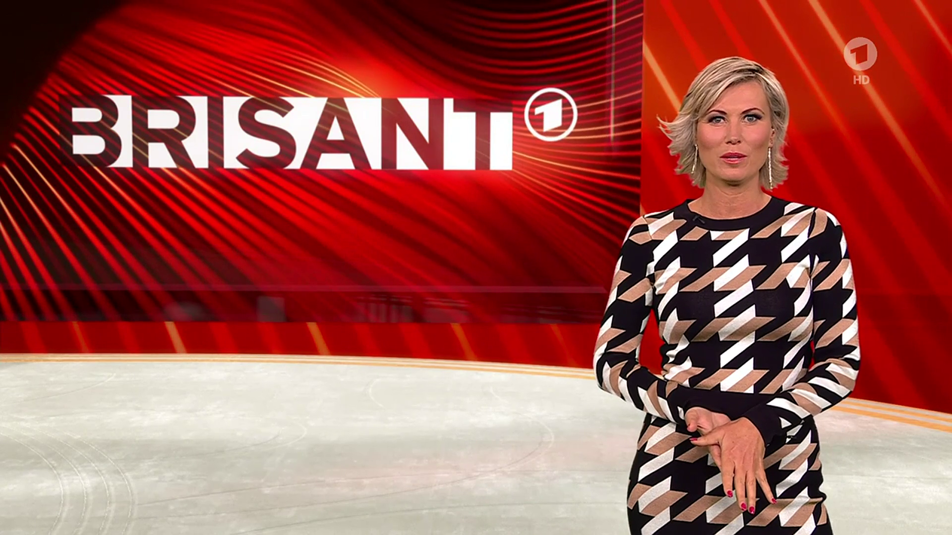 Kamilla Senjo - °ARD BRISANT° 13.11.2023 - 110X Caps_03.png