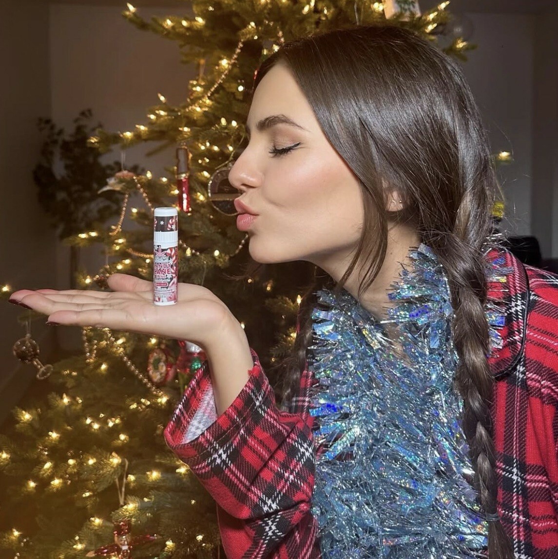 7-victoria-justice-christmas-teaser.jpg