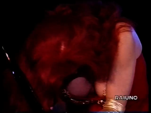 Milva canta Mikroutsikos, live 1995 10-4 screenshot.png