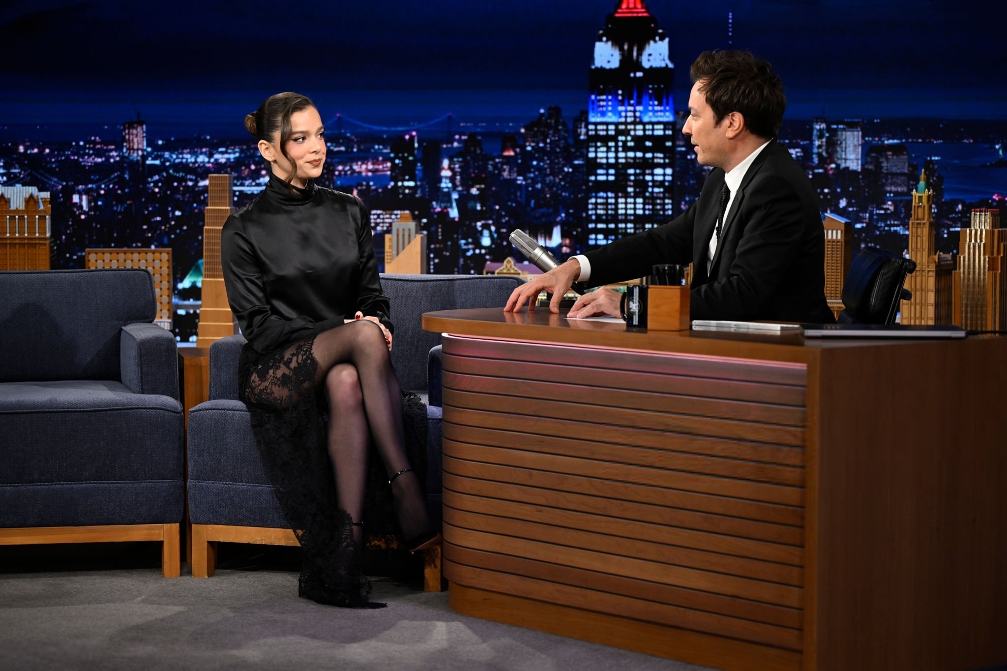 Hailee_Steinfeld_at_The_Tonight_Show_Starring_Jimmy_Fallon_in_NY_04-03-2025__5_.jpg