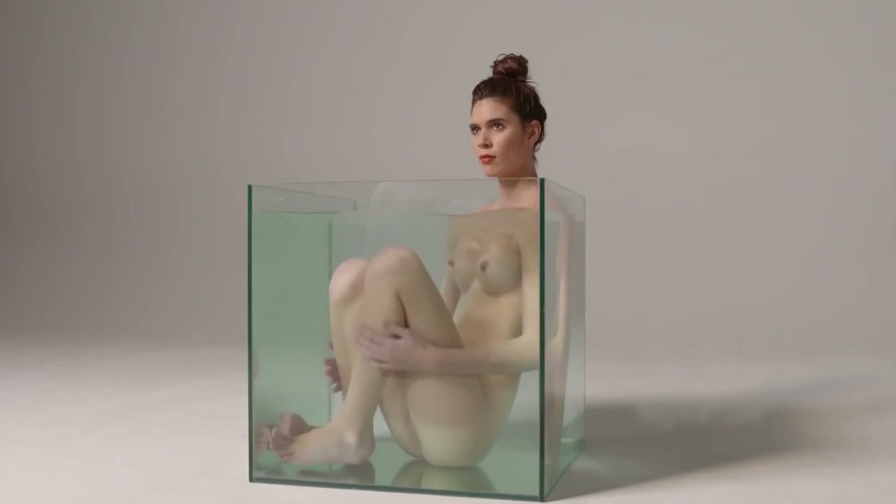 Victoria R – Nude Art Performance