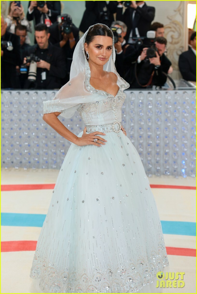 penelope-cruz-princess-glow-at-met-gala-2023-08.jpg