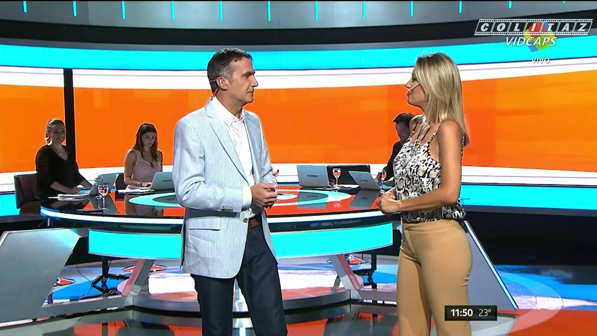 Carolina.Losada.Pantalon.Ajustado.Mostaza.TCAM.1080P-Colitaz.04.jpeg