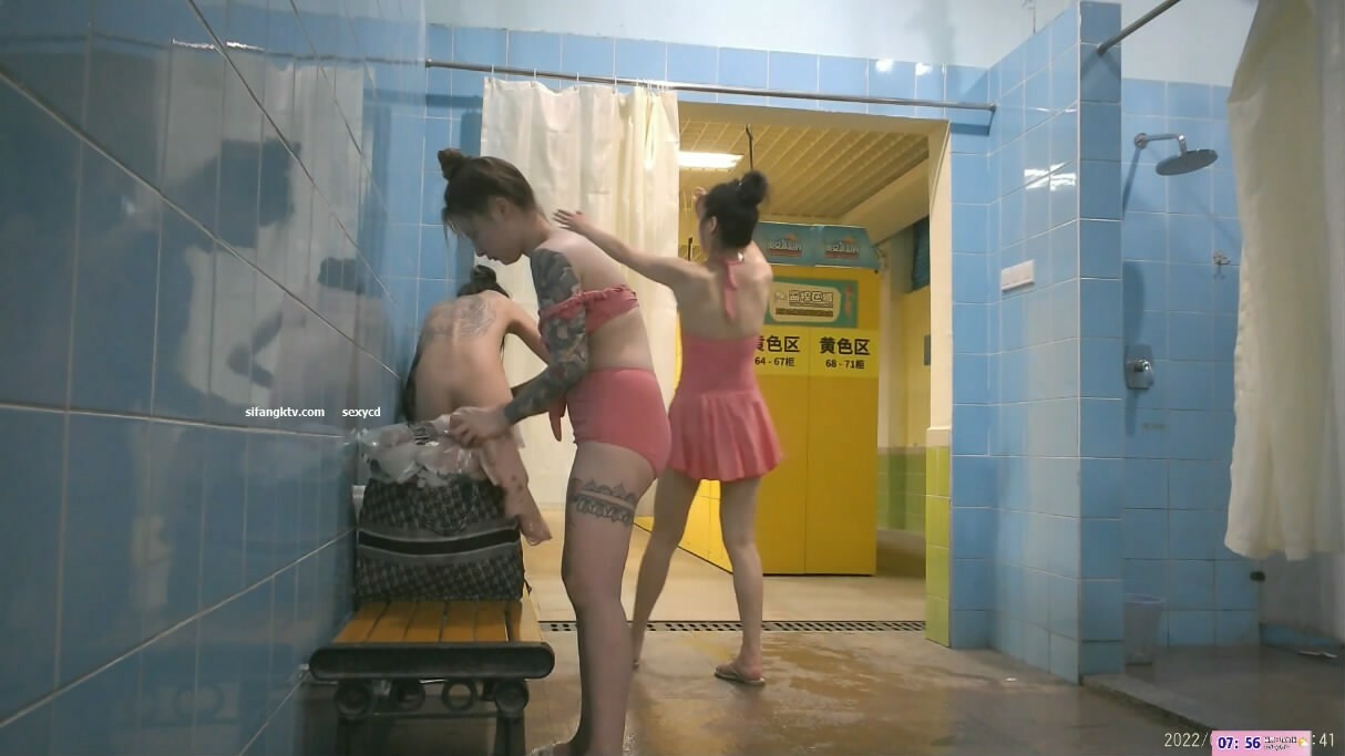 九月最新流出全网独家首发偷拍大神潜入国内某水上乐园各种美女浴室换衣洗澡