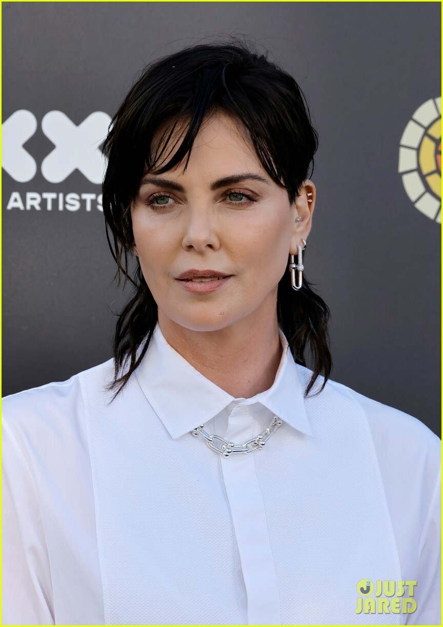charlize-theron-debuts-black-hair-at-her-charity-event-08.jpg