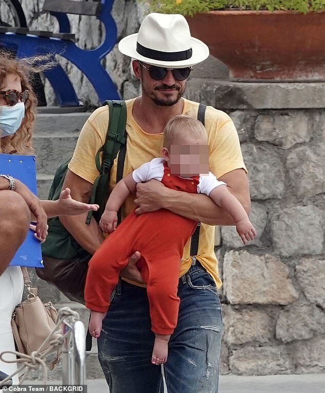 46377553-9869887-Rucksack_Orlando_toted_a_large_rucksack_on_his_right_shoulder_no-a-4_1628275841193.jpg