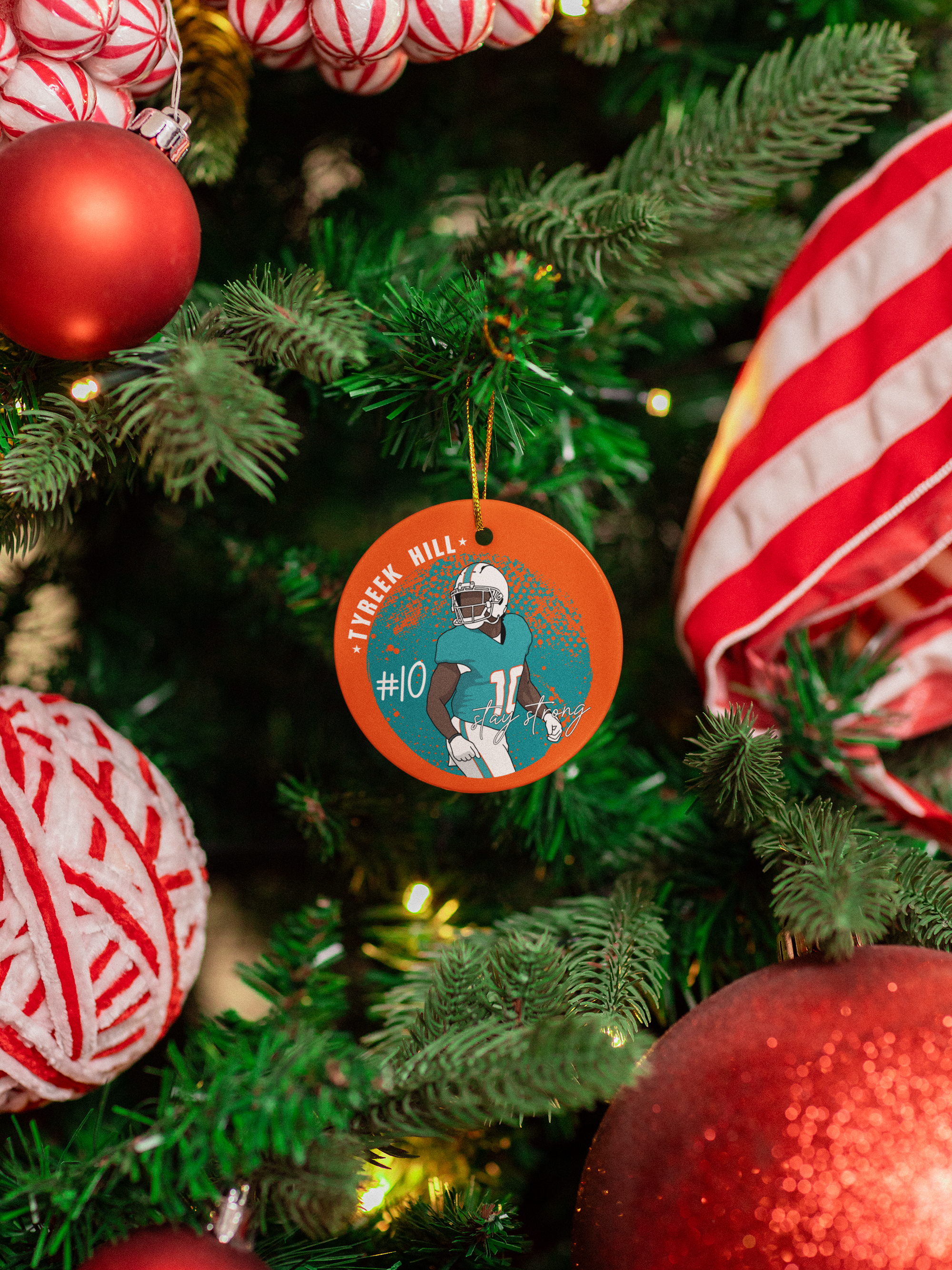 как выглядит Tyreek Hill 10 Inspired - Miami Stay Strong Tribute Ceramic Christmas Ornament фото