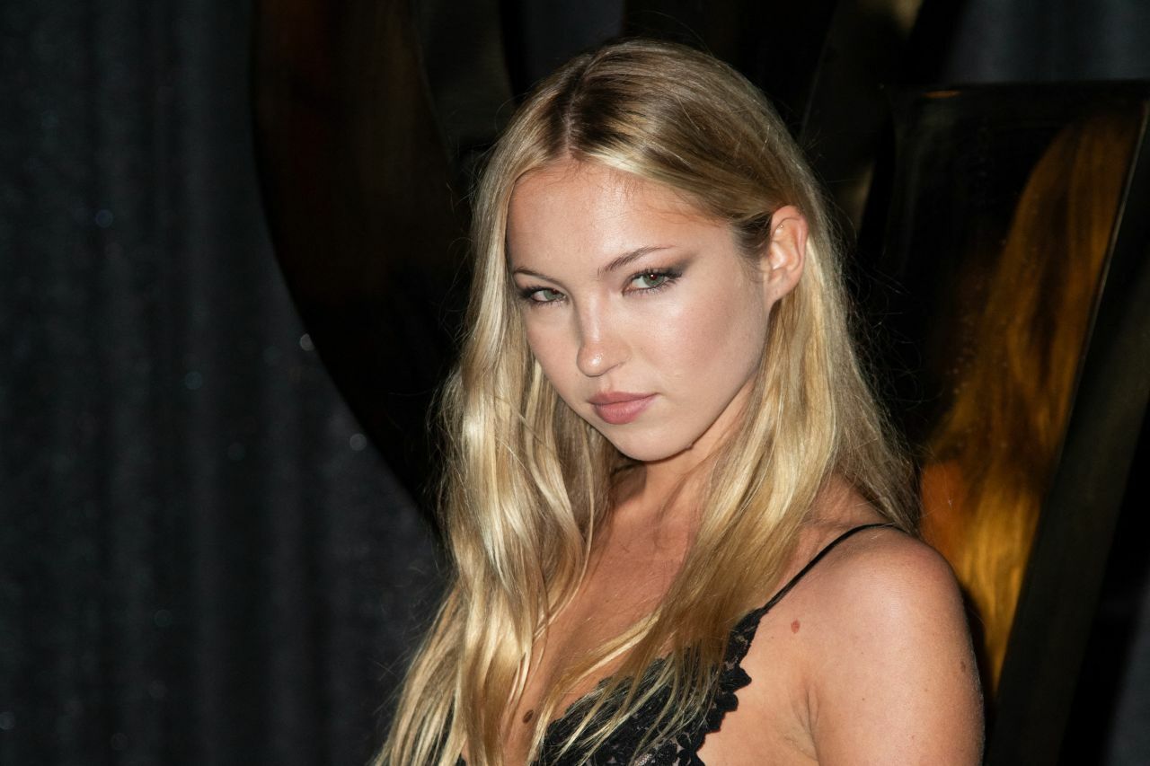 lila-grace-moss-attends-saint-laurent-show-at-paris-fashion-week-09-24-2024-2.jpg