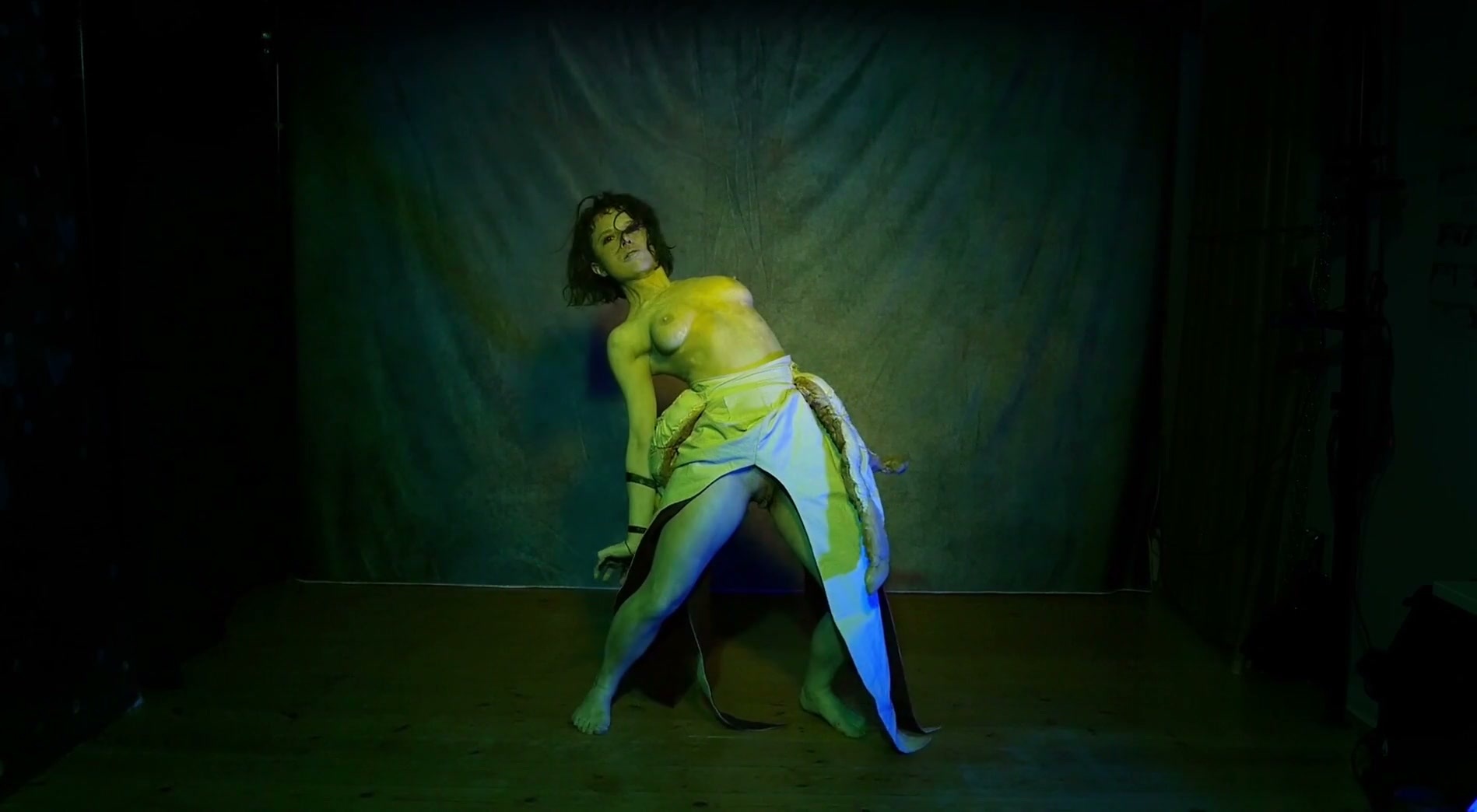 Art Performance – Owo Oxo – Swamp Womb